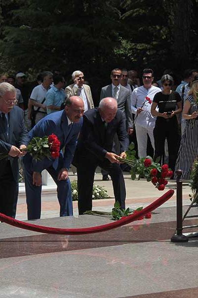 Rejissor Hüseyn Ərəblinskinin qəbrüstü ziyarəti